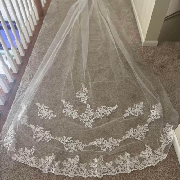 Beautiful lace veil 💕 - Picture 6 of 7